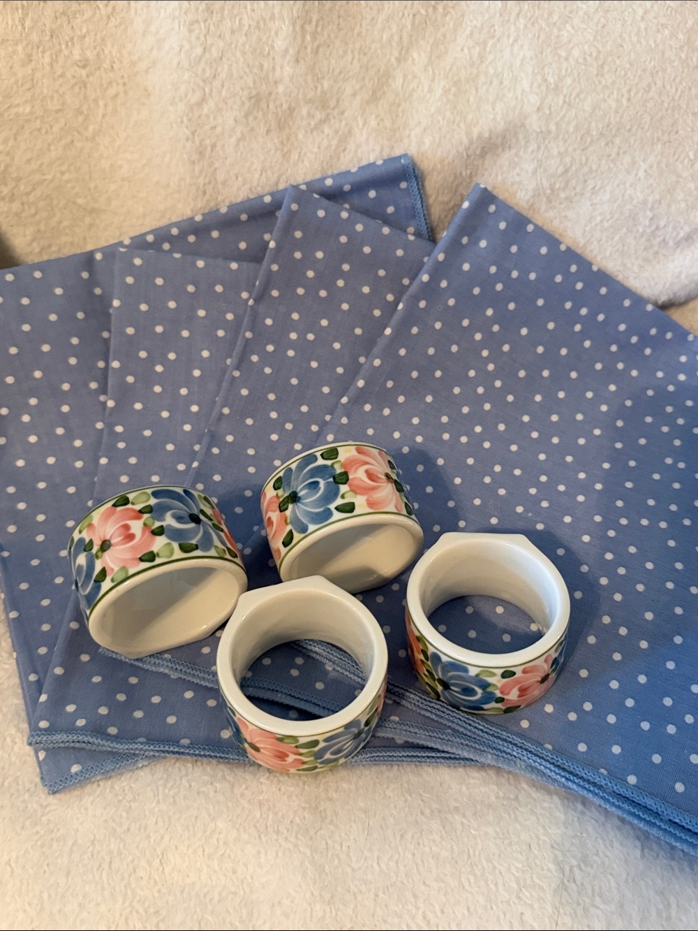 NWOT Set of 4 Floral Ceramic Napkin Rings and 4 Cloth Napkins